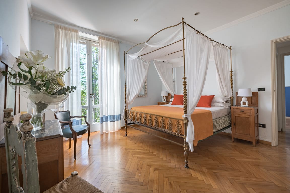 camera da letto con baldacchino